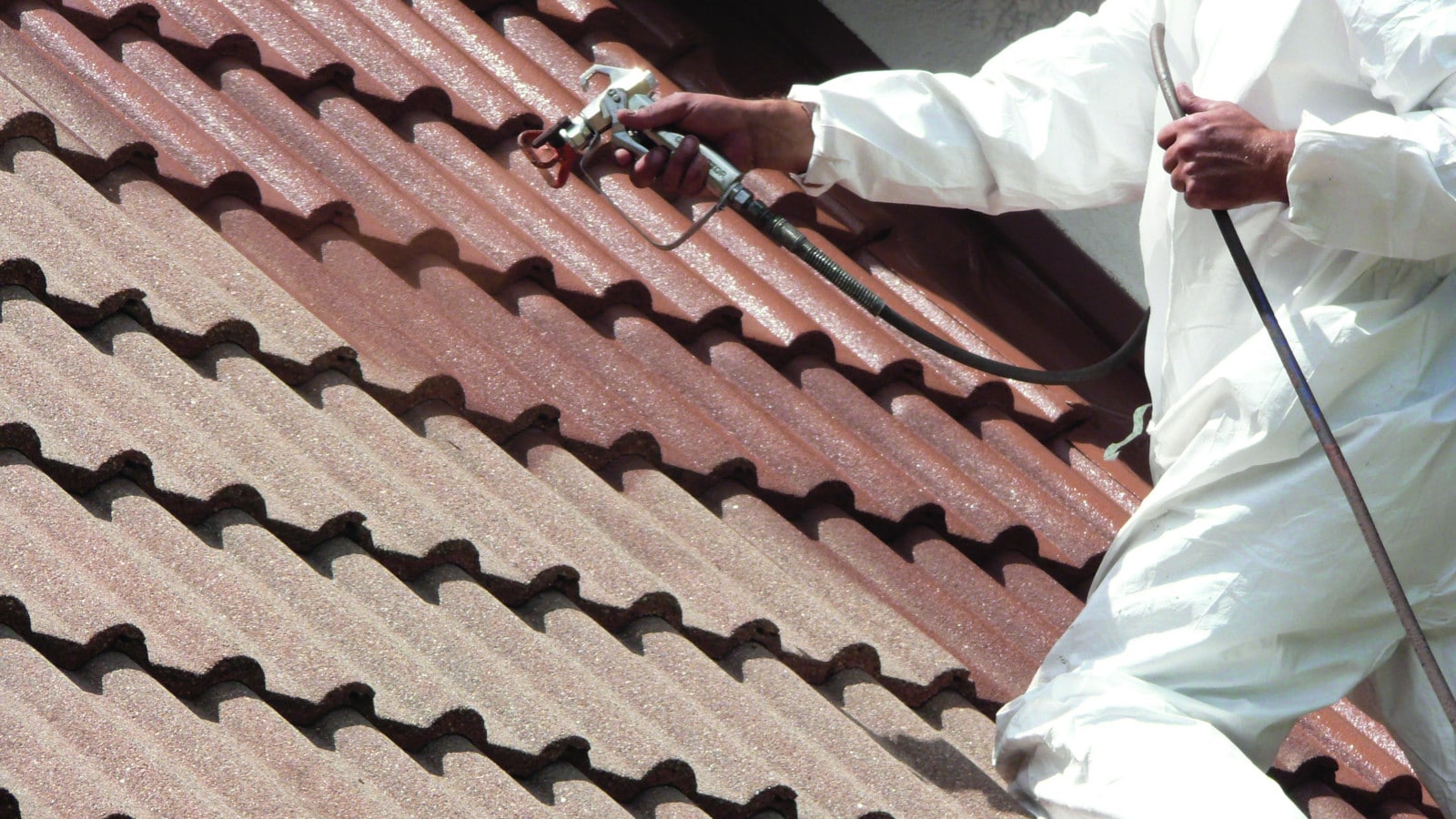 Art Toitures - Traitement anti-mousse pour vos toitures AVANT/ APRÈS  N'hésitez pas à nous consulter