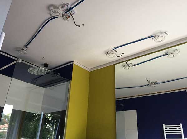 GST Rénovation - Plafond tendu salle de bain avant