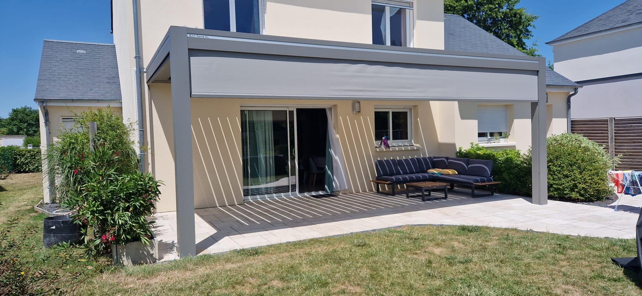 pergola-adossée-stores-latéraux